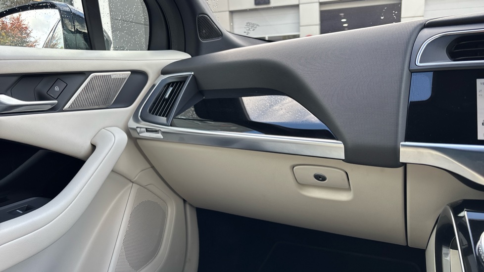 Jaguar I-Pace 294kW EV400 Black 90kWh 5dr Auto [11kW Charger] Electric Estate - Image 22