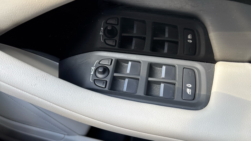 Jaguar I-Pace 294kW EV400 Black 90kWh 5dr Auto [11kW Charger] Electric Estate - Image 36