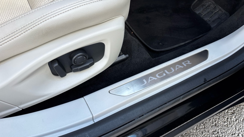 Jaguar I-Pace 294kW EV400 Black 90kWh 5dr Auto [11kW Charger] Electric Estate - Image 38