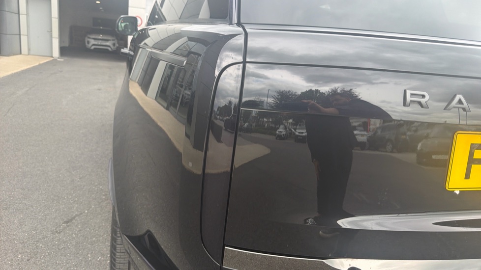 Land Rover Range Rover 4.4 P530 V8 SV 4dr Auto Petrol Estate - Image 19