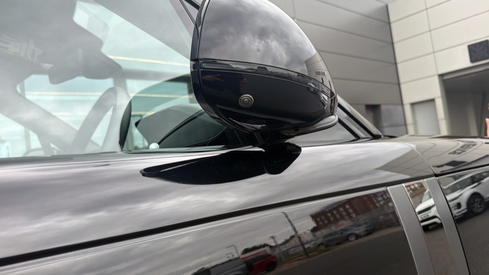 Land Rover Range Rover 4.4 P530 V8 SV 4dr Auto Petrol Estate - Image 33