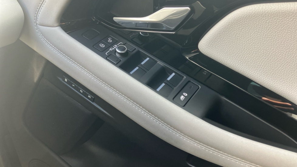 Land Rover Range Rover Evoque 2.0 P250 First Edition 5dr Auto Petrol Hatchback - Image 35
