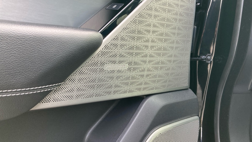 Land Rover Range Rover Velar 2.0 D200 Edition 5dr Auto Diesel Estate - Image 35