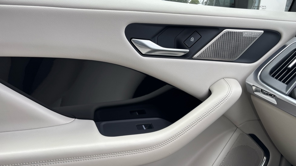 Jaguar I-Pace 294kW EV400 HSE Black 90kWh 5dr Auto 11kW Charger Electric Estate - Image 44
