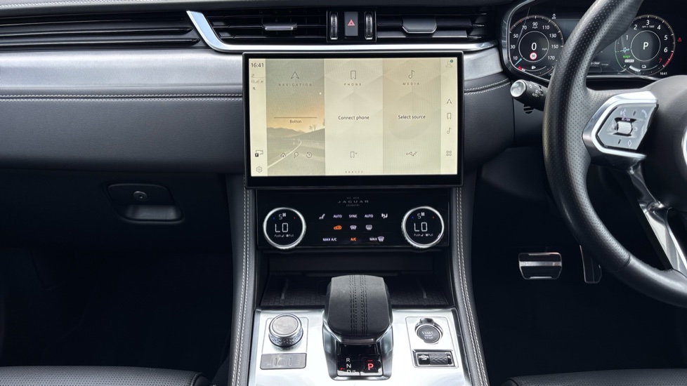 Jaguar F-Pace 2.0 P400e R-Dynamic SE 5dr Auto AWD Estate - Image 14