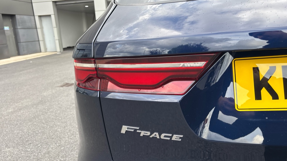 Jaguar F-Pace 2.0 P400e R-Dynamic SE 5dr Auto AWD Estate - Image 19