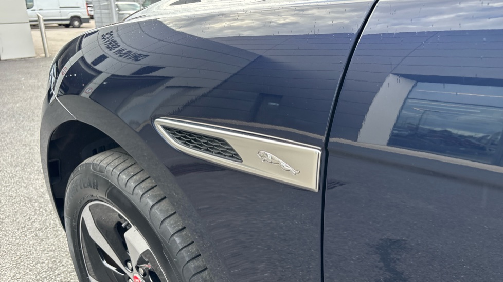 Jaguar F-Pace 2.0 P400e R-Dynamic SE 5dr Auto AWD Estate - Image 20