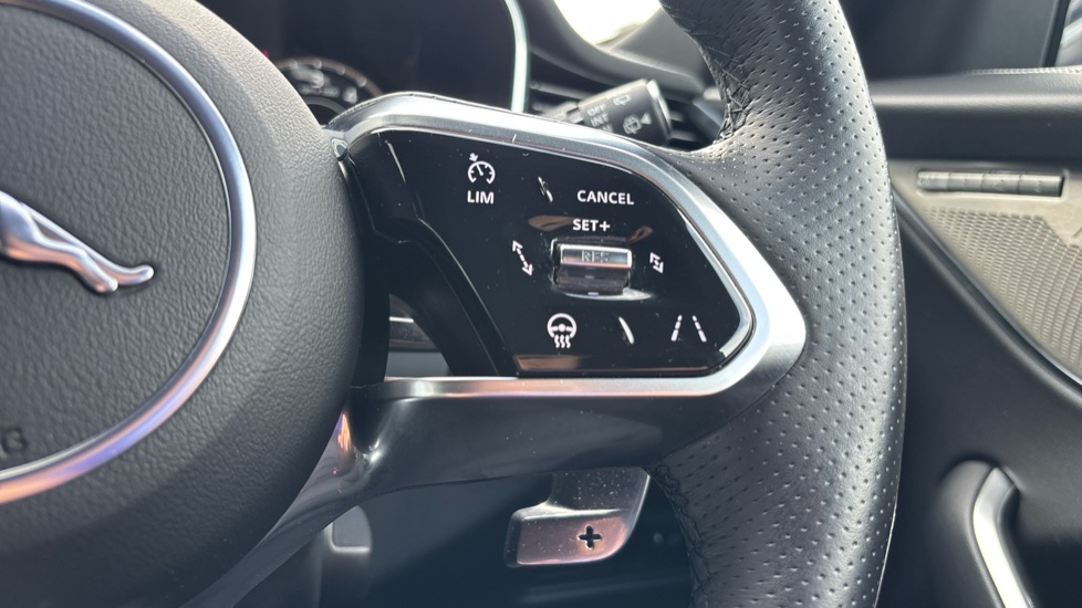 Jaguar F-Pace 2.0 P400e R-Dynamic SE 5dr Auto AWD Estate - Image 32
