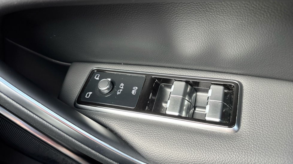Jaguar F-Pace 2.0 P400e R-Dynamic SE 5dr Auto AWD Estate - Image 33