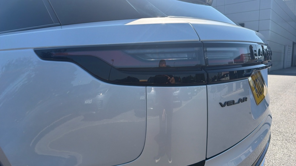 Land Rover Range Rover Velar 3.0 D300 MHEV Dynamic HSE 5dr Auto Diesel Estate - Image 19