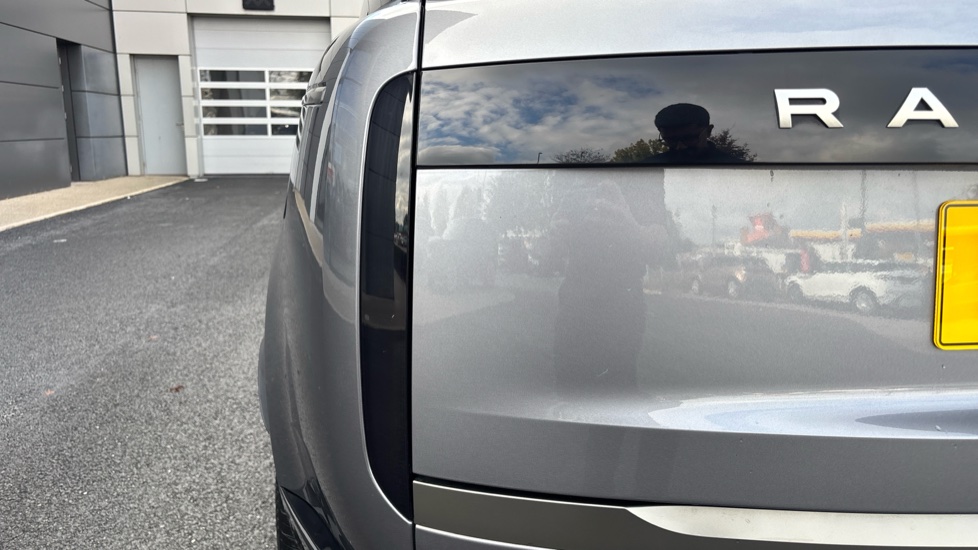Land Rover Range Rover 3.0 P440e SE 4dr Auto Estate - Image 19