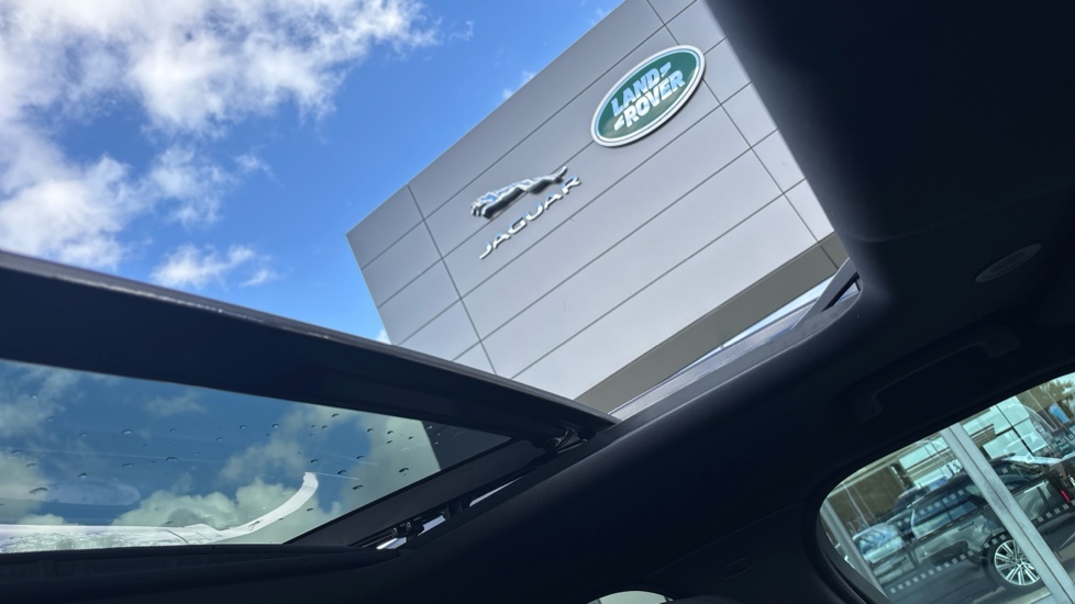 Land Rover Discovery 3.0 D350 Dynamic HSE 5dr Auto Diesel Station Wagon - Image 28