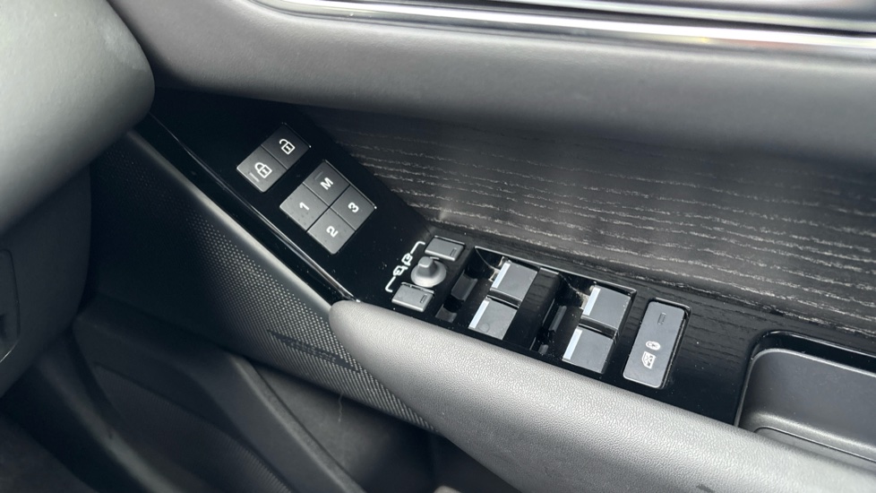 Land Rover Range Rover Velar 2.0 D200 MHEV Autobiography 5dr Auto [Revised] Diesel Estate - Image 33
