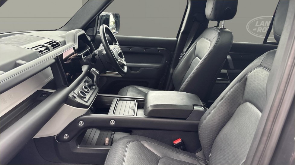 Land Rover Defender 3.0 D250 X-Dynamic HSE 110 5dr Auto [7 Seat] Diesel Estate - Image 3