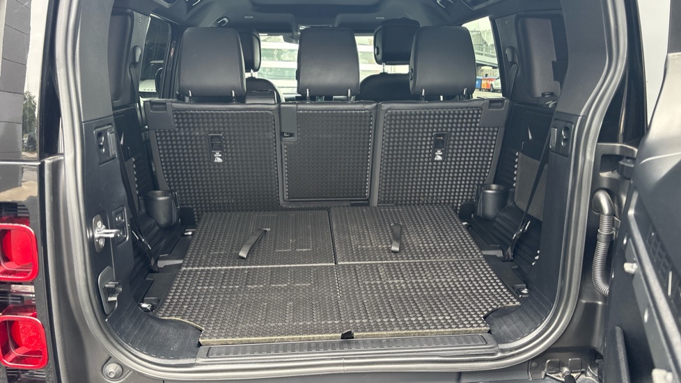 Land Rover Defender 3.0 D250 X-Dynamic HSE 110 5dr Auto [7 Seat] Diesel Estate - Image 10