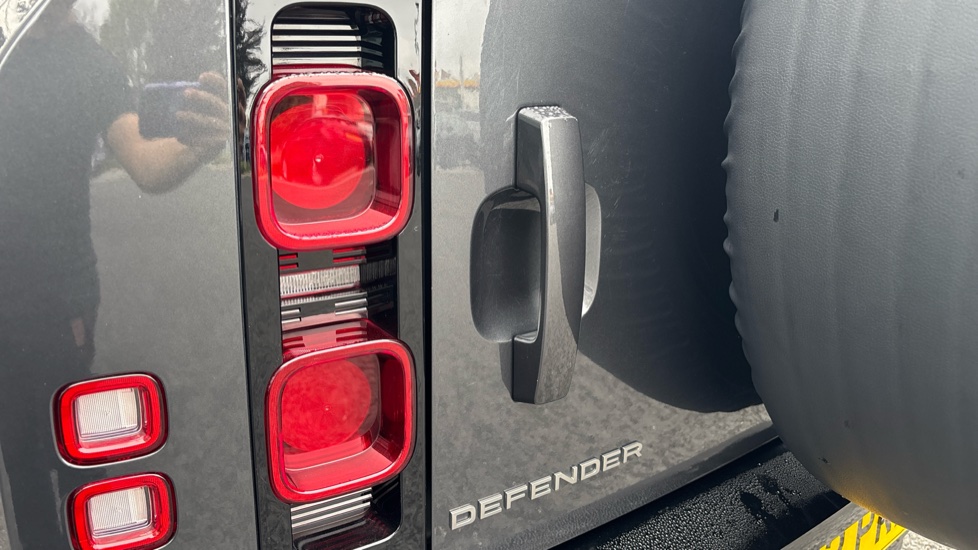 Land Rover Defender 3.0 D250 X-Dynamic HSE 110 5dr Auto [7 Seat] Diesel Estate - Image 19