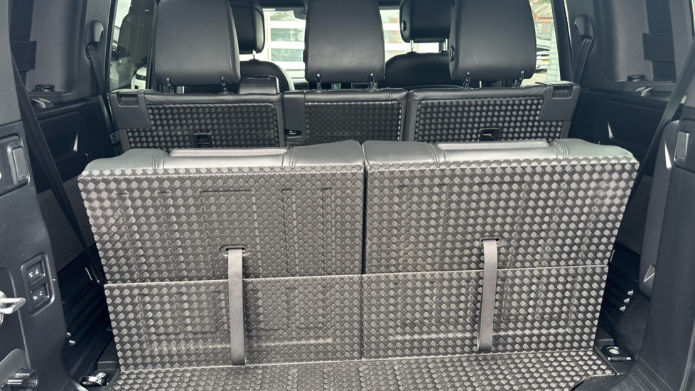 Land Rover Defender 3.0 D250 X-Dynamic HSE 110 5dr Auto [7 Seat] Diesel Estate - Image 27
