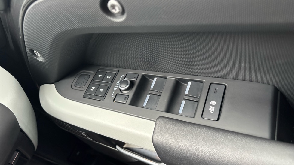 Land Rover Defender 3.0 D250 X-Dynamic HSE 110 5dr Auto [7 Seat] Diesel Estate - Image 35
