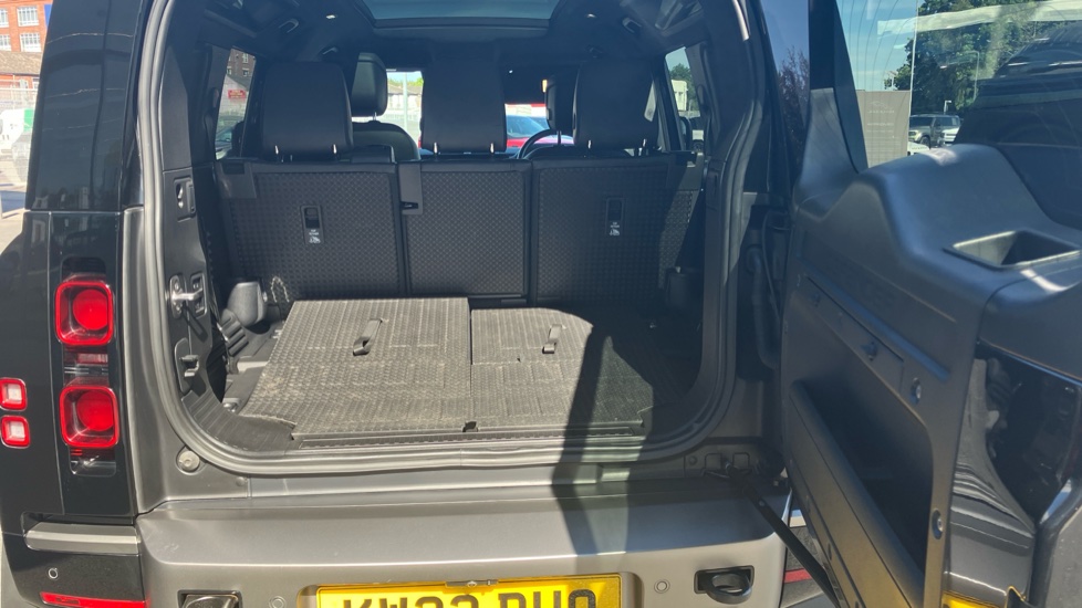 Land Rover Defender 3.0 D300 X-Dynamic HSE 110 5dr Auto [7 Seat] Diesel Estate - Image 10