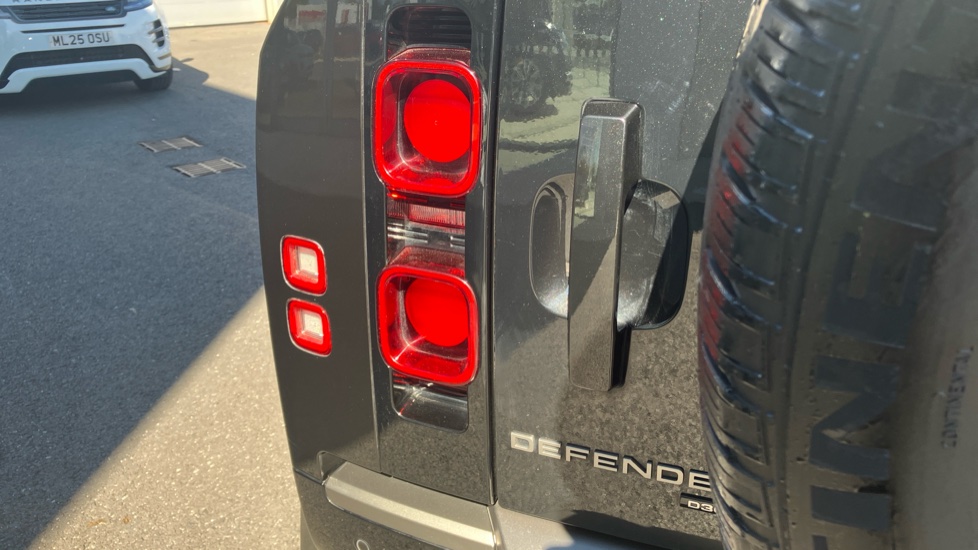 Land Rover Defender 3.0 D300 X-Dynamic HSE 110 5dr Auto [7 Seat] Diesel Estate - Image 19