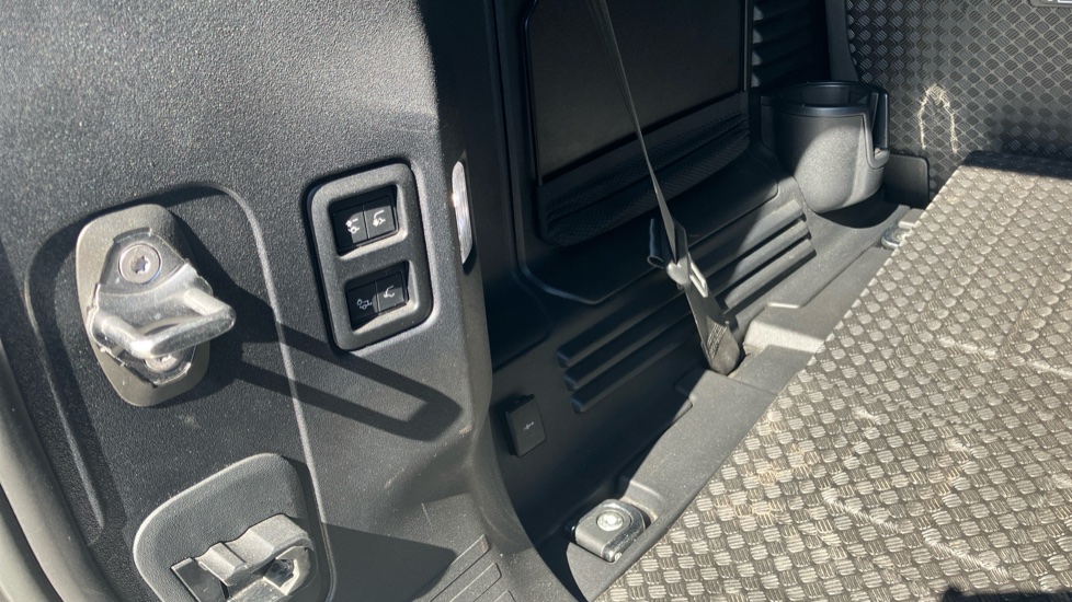 Land Rover Defender 3.0 D300 X-Dynamic HSE 110 5dr Auto [7 Seat] Diesel Estate - Image 26