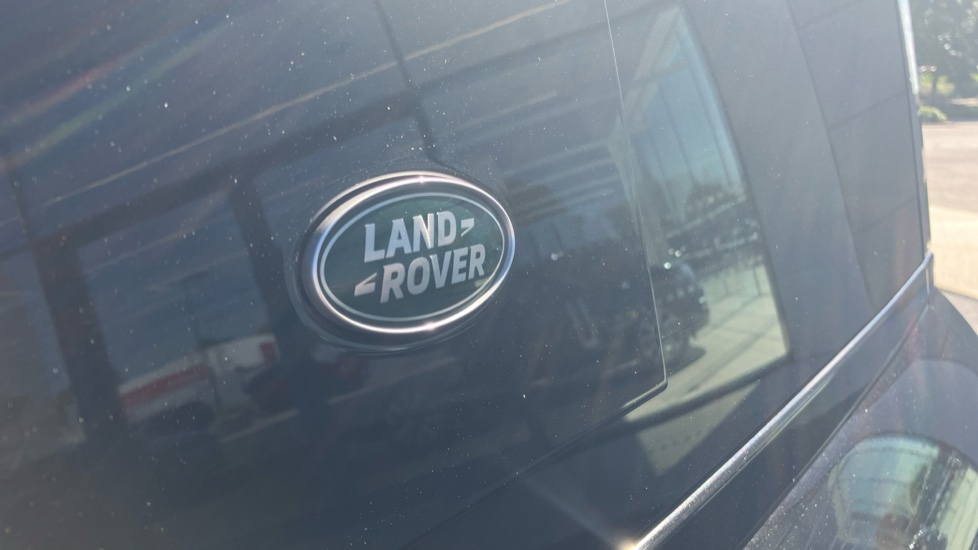 Land Rover Defender 3.0 D300 X-Dynamic HSE 110 5dr Auto [7 Seat] Diesel Estate - Image 27