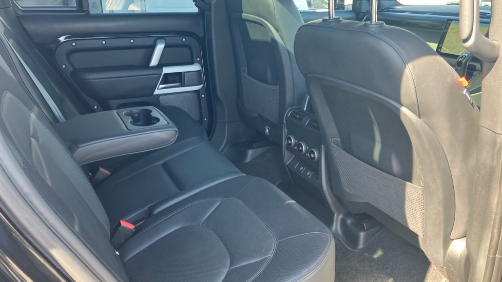 Land Rover Defender 3.0 D300 X-Dynamic HSE 110 5dr Auto [7 Seat] Diesel Estate - Image 29