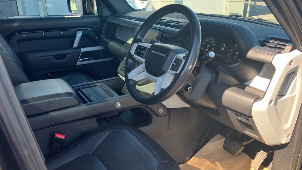 Land Rover Defender 3.0 D300 X-Dynamic HSE 110 5dr Auto [7 Seat] Diesel Estate - Image 30