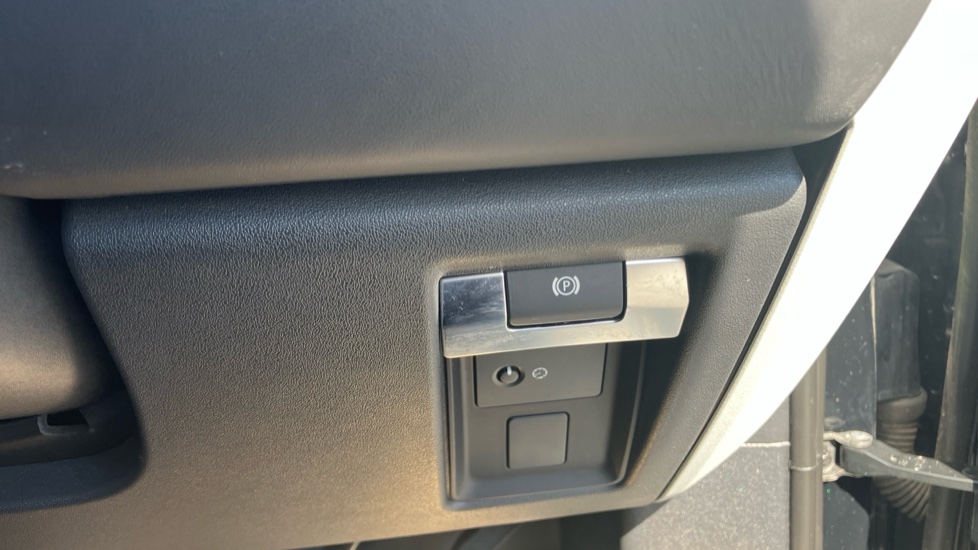 Land Rover Defender 3.0 D300 X-Dynamic HSE 110 5dr Auto [7 Seat] Diesel Estate - Image 35