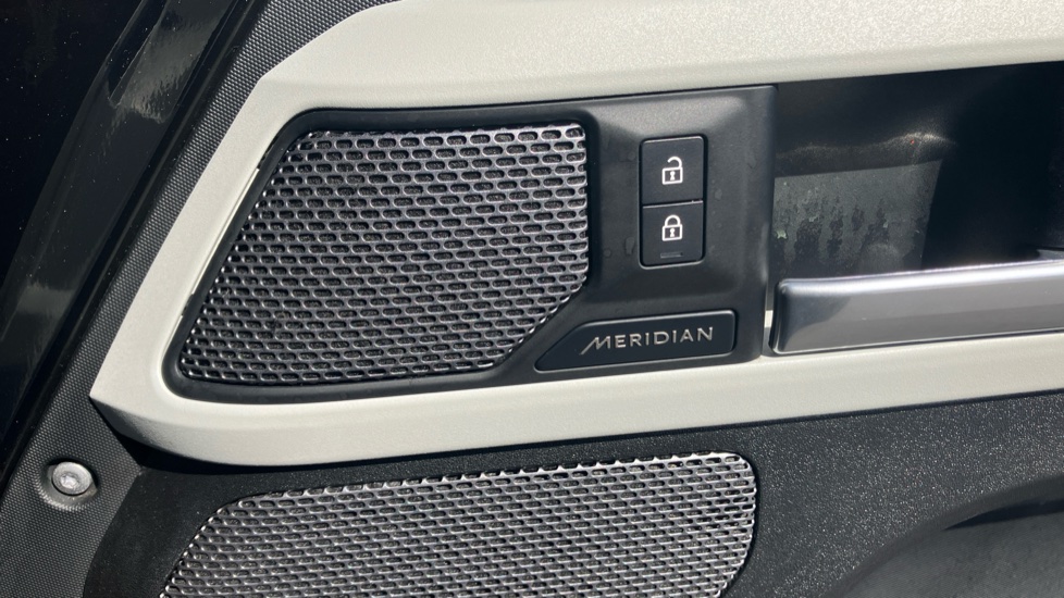 Land Rover Defender 3.0 D300 X-Dynamic HSE 110 5dr Auto [7 Seat] Diesel Estate - Image 37