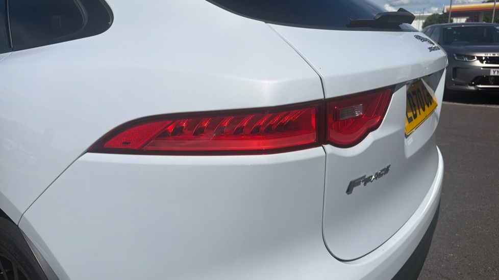 Jaguar F-Pace 2.0d [180] Chequered Flag 5dr Auto AWD Diesel Estate - Image 19
