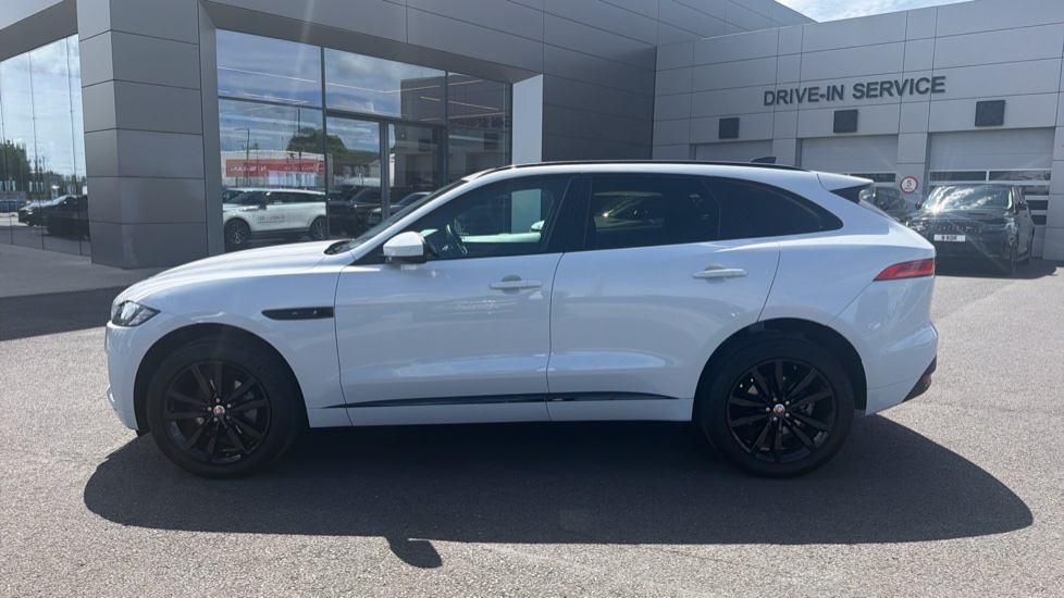 Jaguar F-Pace 2.0d [180] Chequered Flag 5dr Auto AWD Diesel Estate - Image 32