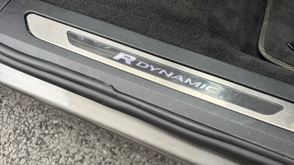 Land Rover Range Rover Evoque 1.5 P300e R-Dynamic HSE 5dr Auto Hatchback - Image 31