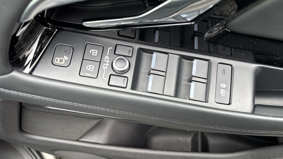 Land Rover Range Rover Evoque 1.5 P300e R-Dynamic HSE 5dr Auto Hatchback - Image 32