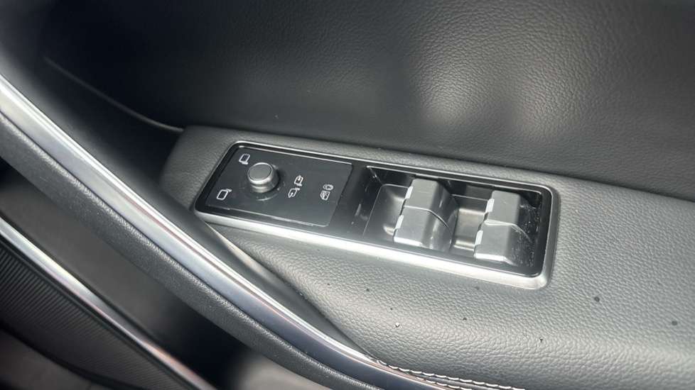 Jaguar F-Pace 2.0 D200 R-Dynamic Black 5dr Auto AWD Diesel Estate - Image 32