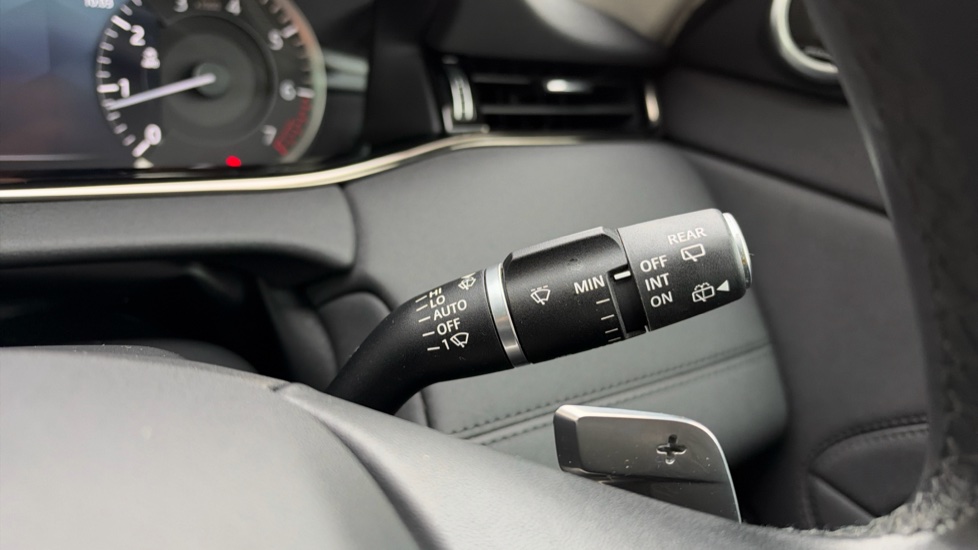 Land Rover Range Rover Evoque 2.0 P250 R-Dynamic SE 5dr Auto Petrol Hatchback - Image 29
