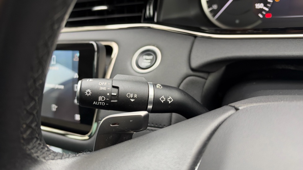 Land Rover Range Rover Evoque 2.0 P250 R-Dynamic SE 5dr Auto Petrol Hatchback - Image 30