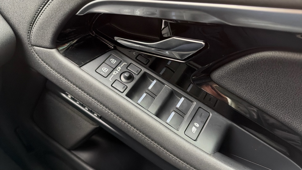 Land Rover Range Rover Evoque 2.0 P250 R-Dynamic SE 5dr Auto Petrol Hatchback - Image 32