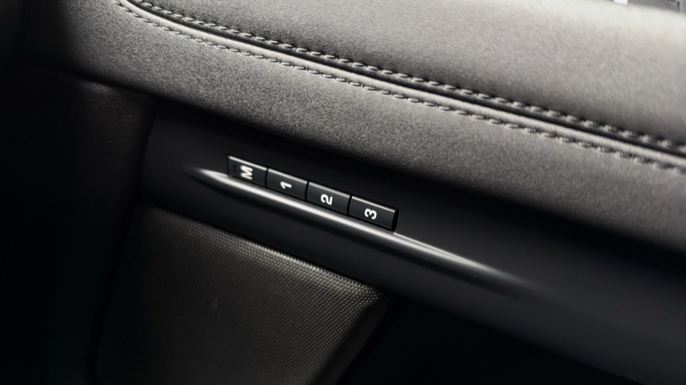 Land Rover Range Rover Evoque 2.0 P250 R-Dynamic SE 5dr Auto Petrol Hatchback - Image 33