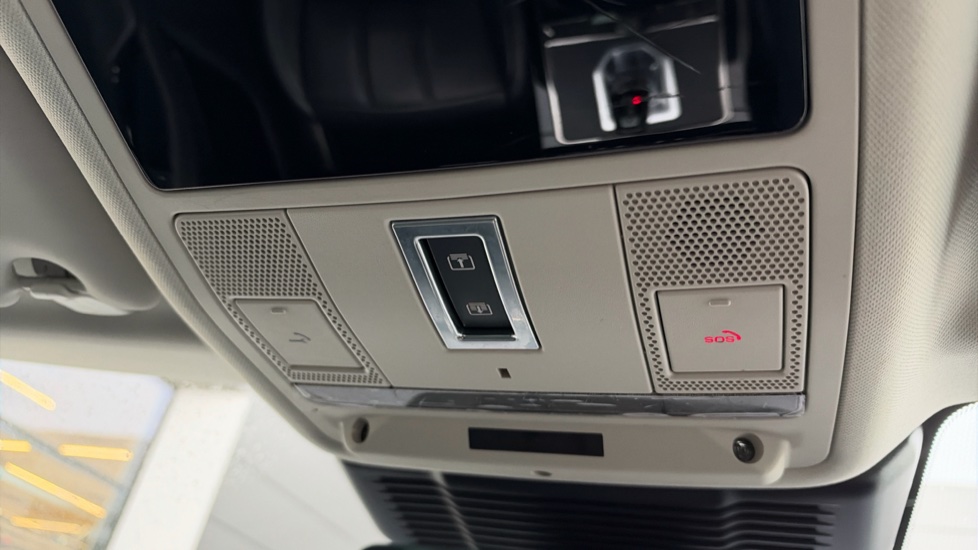 Land Rover Range Rover Evoque 2.0 P250 R-Dynamic SE 5dr Auto Petrol Hatchback - Image 35