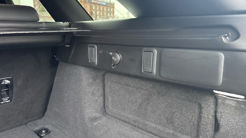 Land Rover Range Rover Velar 2.0 D200 MHEV Dynamic SE 5dr Auto Diesel Estate - Image 31