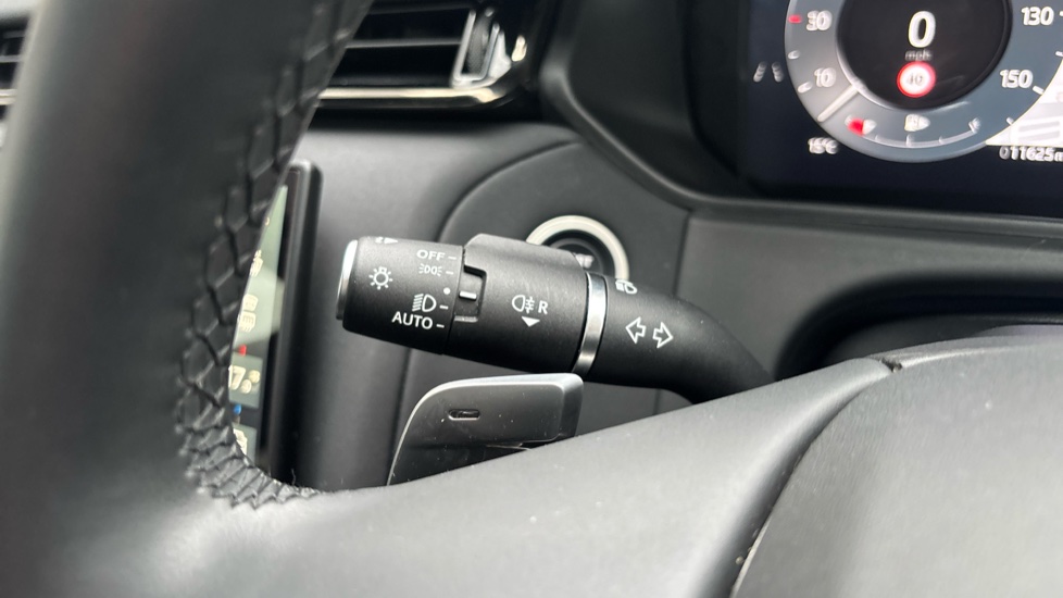 Land Rover Range Rover Velar 2.0 D200 MHEV Dynamic SE 5dr Auto Diesel Estate - Image 43