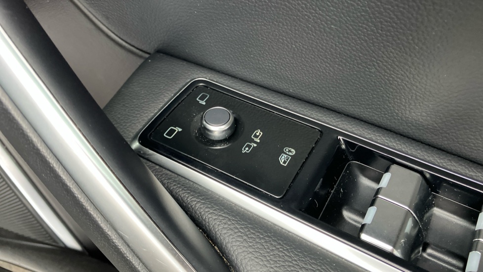 Jaguar F-Pace 2.0 D200 R-Dynamic S 5dr Auto AWD Diesel Estate - Image 39