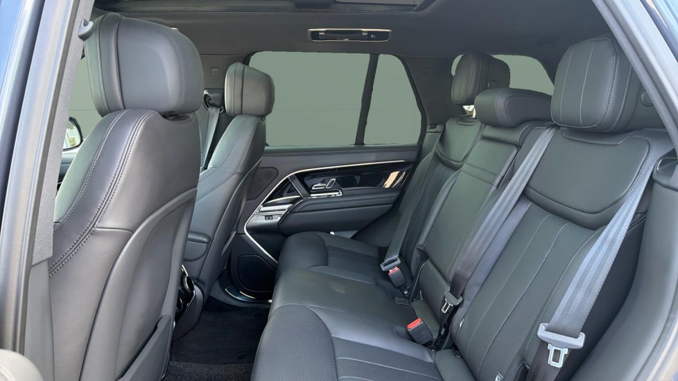 Land Rover Range Rover 3.0 D300 SE 4dr Auto Diesel Estate - Image 4