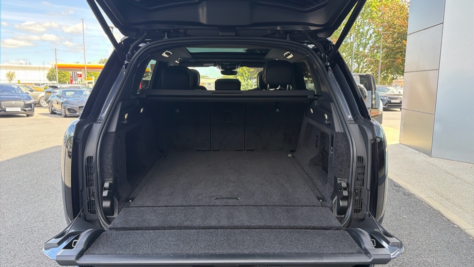 Land Rover Range Rover 3.0 D300 SE 4dr Auto Diesel Estate - Image 10