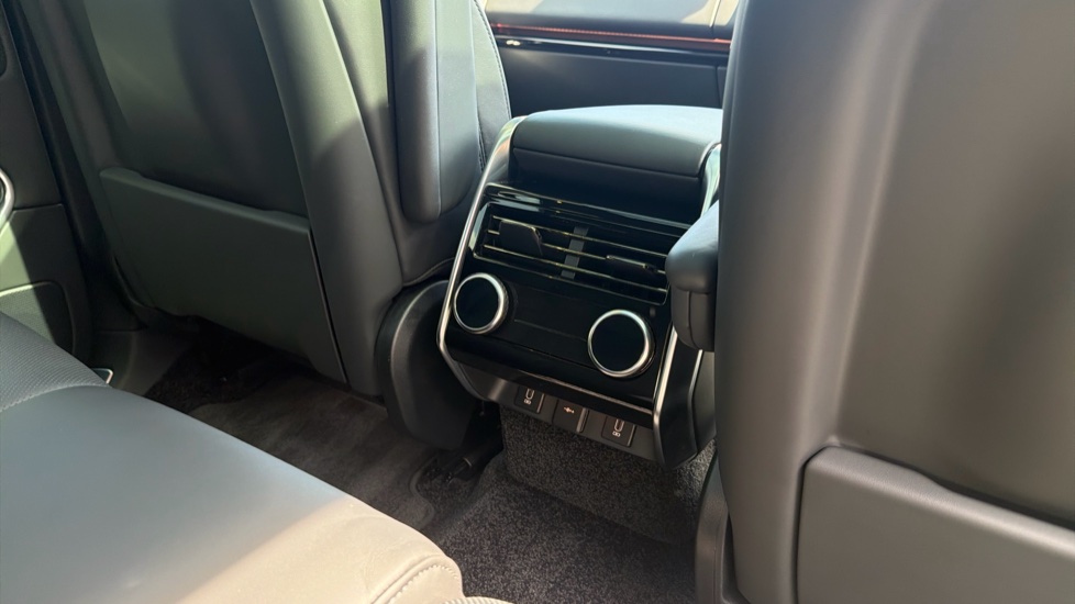 Land Rover Range Rover 3.0 D300 SE 4dr Auto Diesel Estate - Image 18