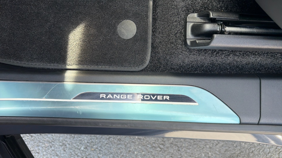 Land Rover Range Rover 3.0 D300 SE 4dr Auto Diesel Estate - Image 33
