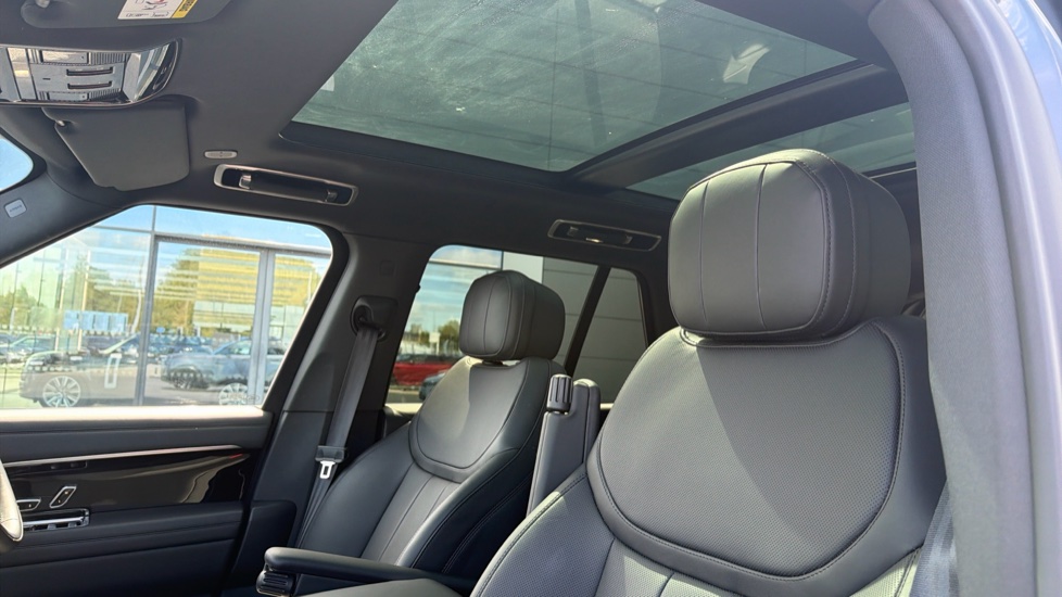 Land Rover Range Rover 3.0 D300 SE 4dr Auto Diesel Estate - Image 34