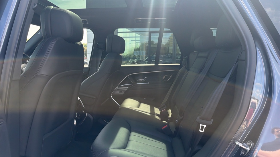 Land Rover Range Rover 3.0 D300 SE 4dr Auto Diesel Estate - Image 38