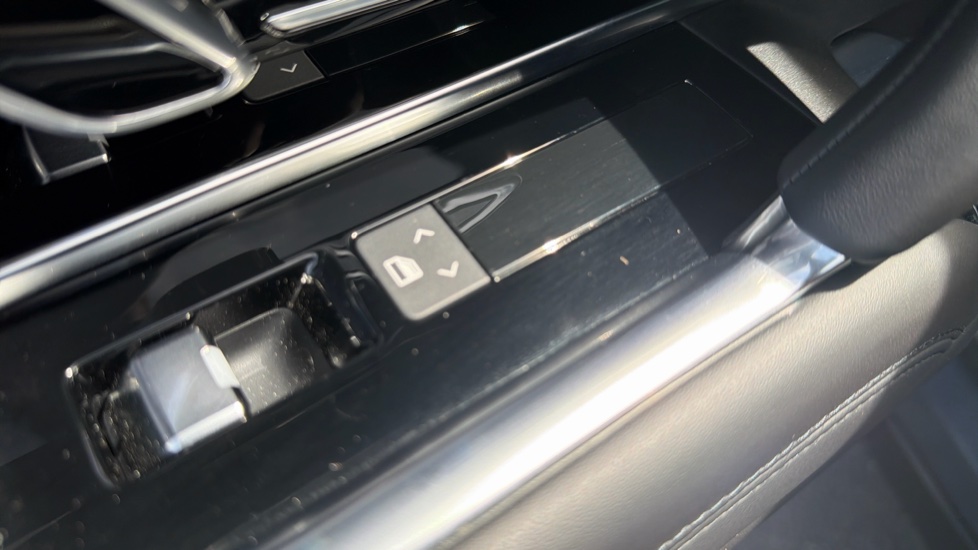 Land Rover Range Rover 3.0 D300 SE 4dr Auto Diesel Estate - Image 45